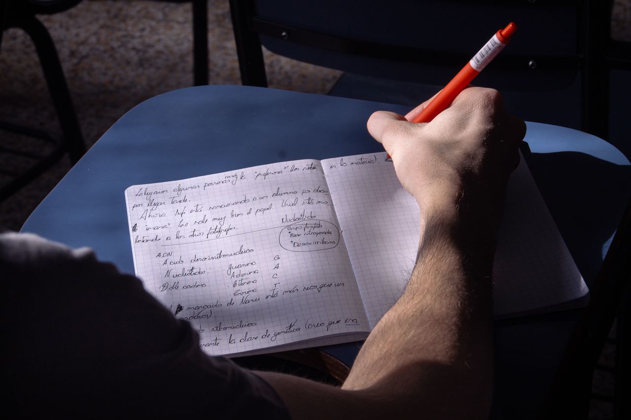 Crafting Captivating Headlines: Your awesome post title goes here A student takes notes in a classroom in Buenos Aires. Natural lighting highlights the writing process.